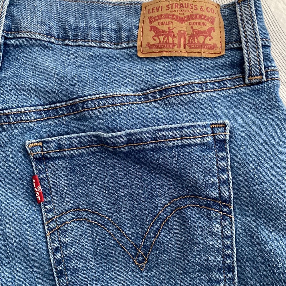 Women’s Levi shorts - Picture 6 of 6